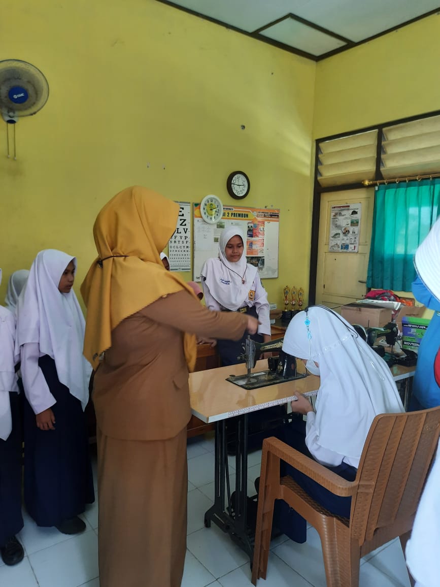 Galeri 1 untuk ekstrakurikuler Menjahit