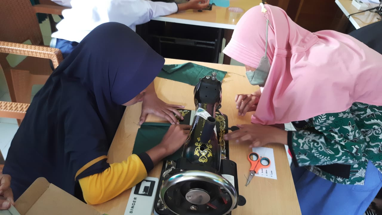 Galeri 2 untuk ekstrakurikuler Menjahit