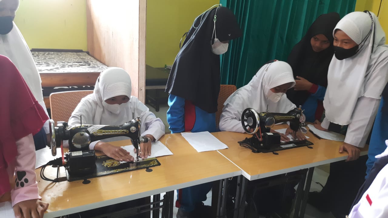 Galeri 4 untuk ekstrakurikuler Menjahit