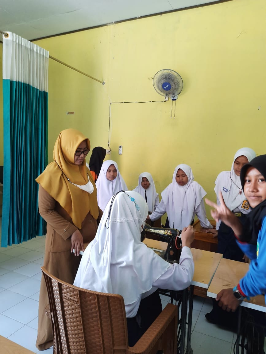 Galeri 6 untuk ekstrakurikuler Menjahit