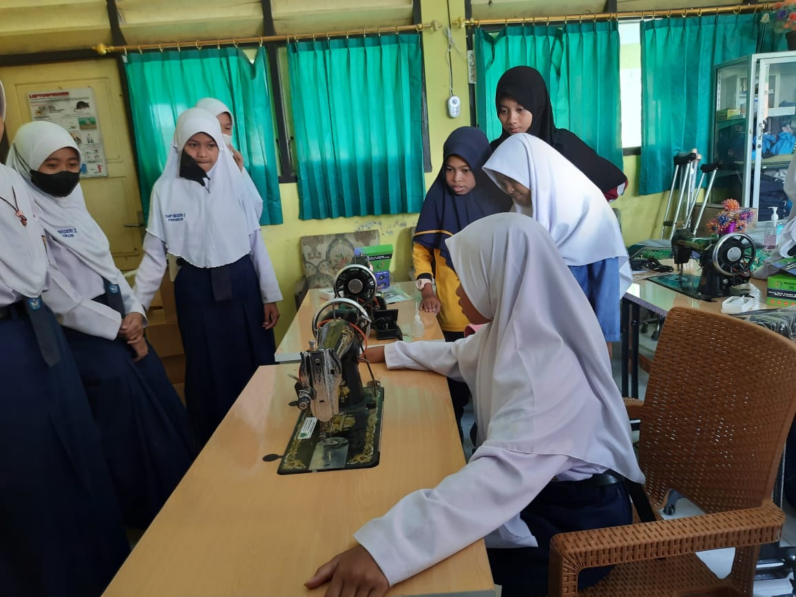 Galeri 8 untuk ekstrakurikuler Menjahit