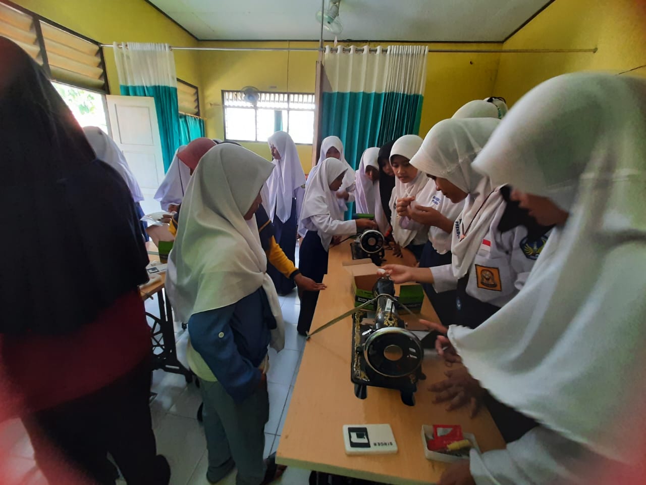 Galeri 11 untuk ekstrakurikuler Menjahit