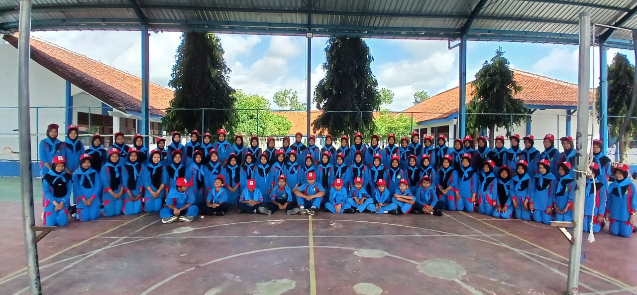 Galeri 8 untuk ekstrakurikuler Palang Merah Remaja