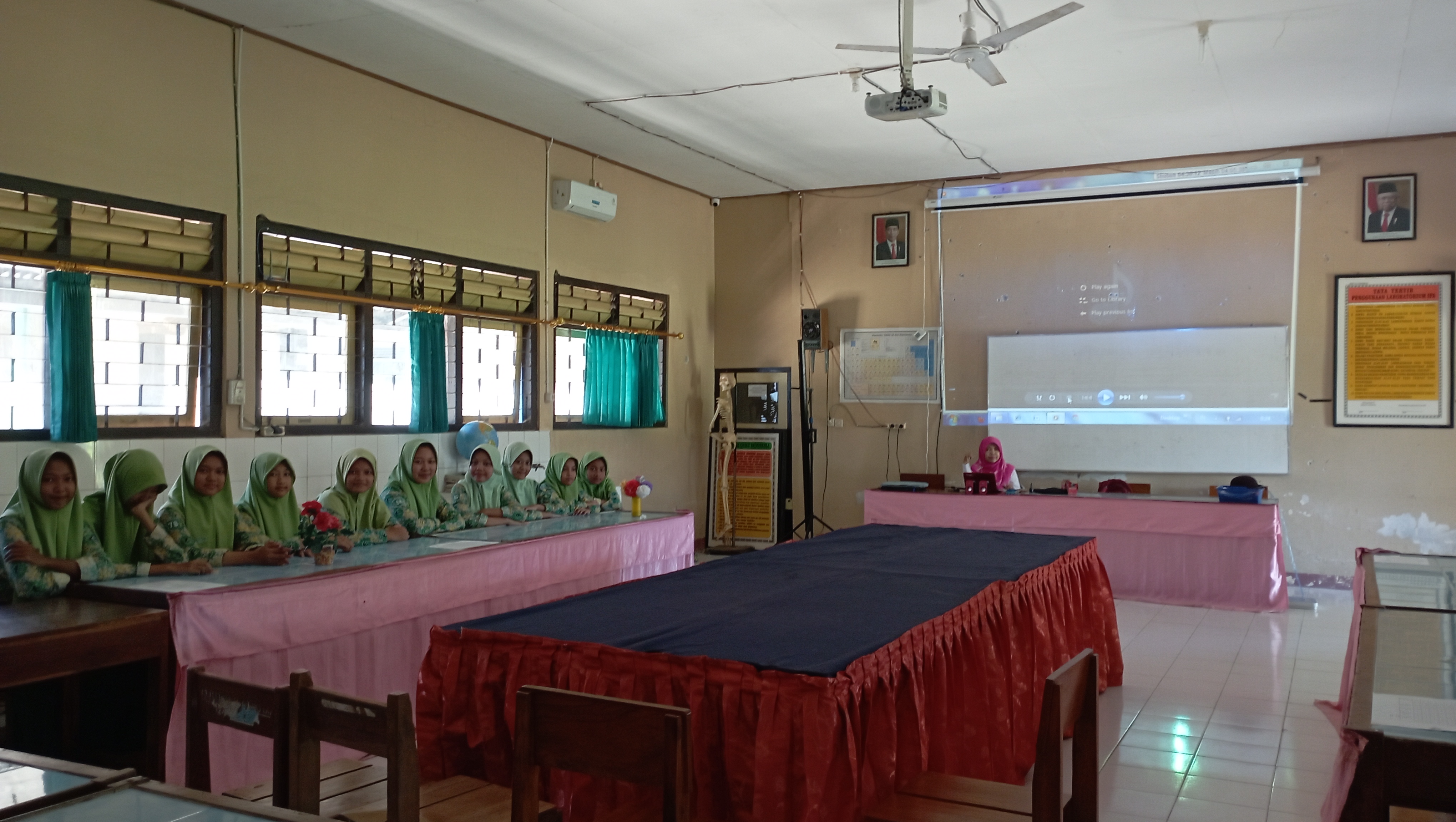 Galeri 4 untuk ekstrakurikuler Seni Musik