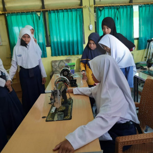 Galeri gambar Kegiatan Menjahit 8