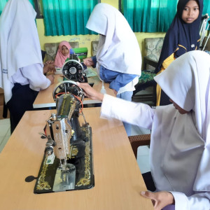Galeri gambar Kegiatan Menjahit 7